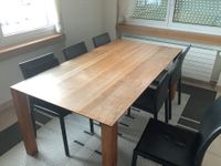 Tisch mit 8 Stühlen
