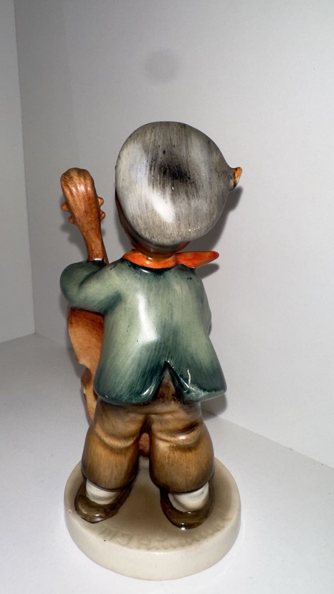 Figuren: Hummel-Figur 186 Junge mit Kontrabass  – Gebraucht aus Brig von Invert 2