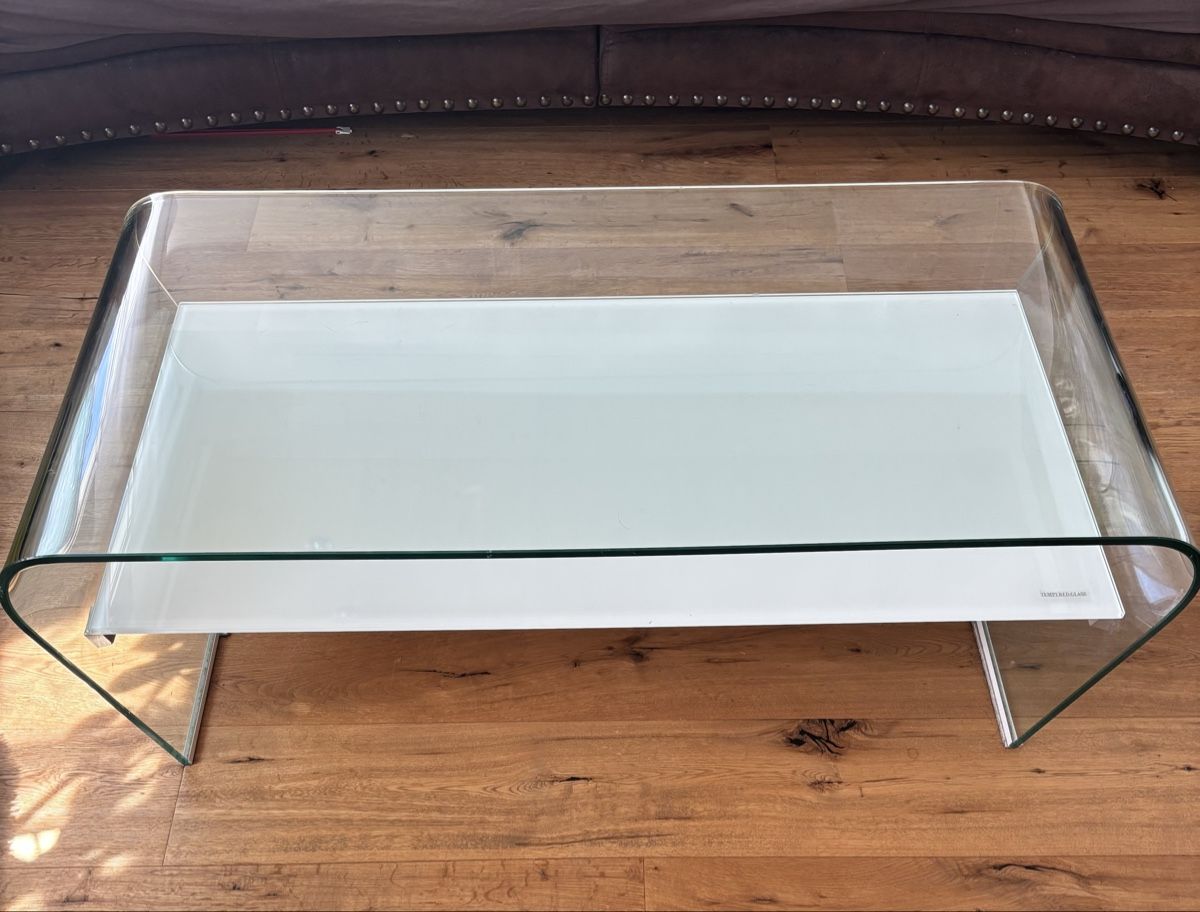 Tavoli: Couchtisch Glas Weiss gebogen mit Ablage 120cm lang – Usato da Eggersriet venduto da pas_6xw9