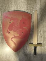 Schild und Schwert aus Holz (rot Drache)