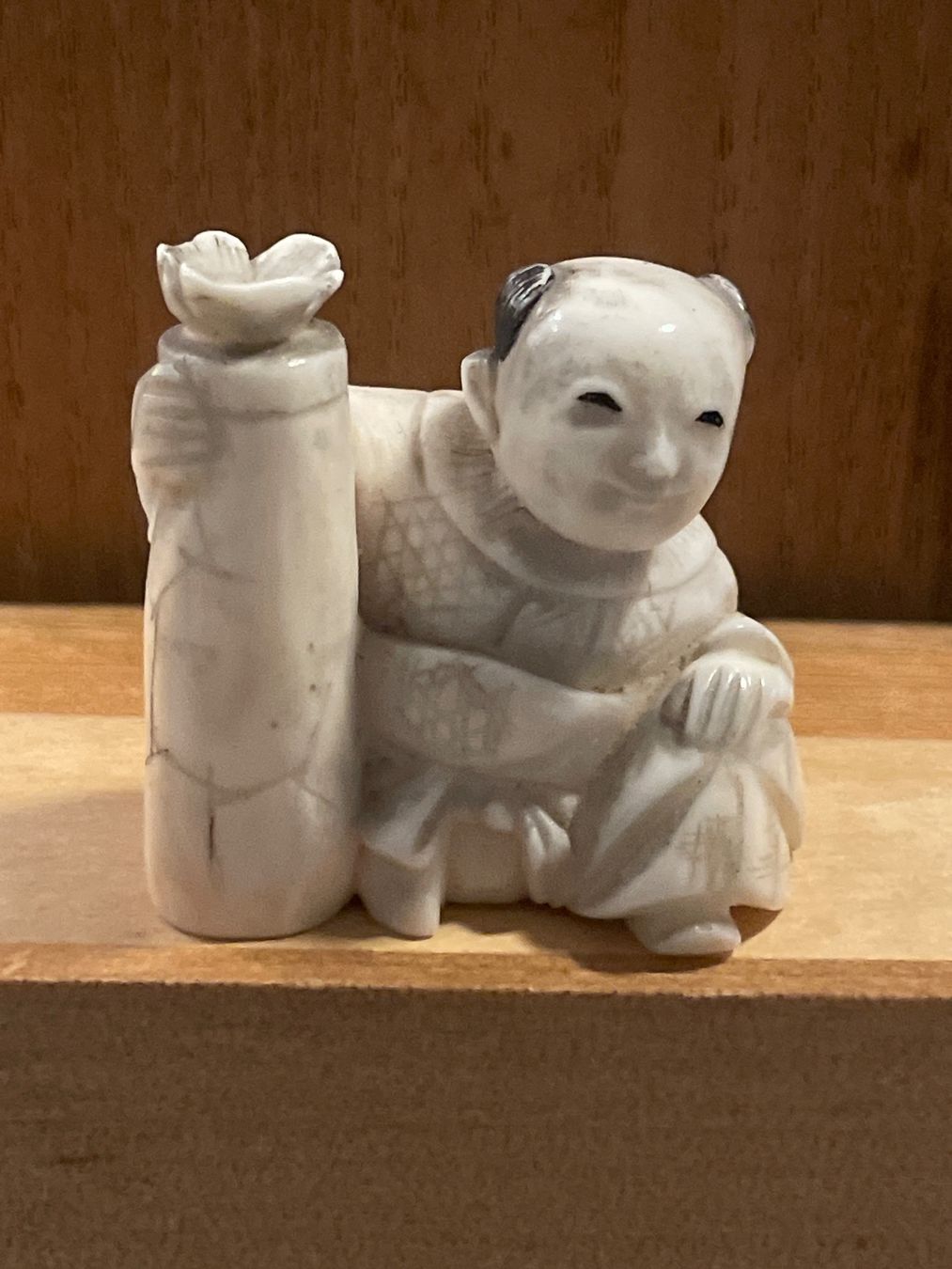 Statuette: Kleine Figur, sitzender Mann mit Flasche – Usato da Embrach venduto da Gauvain1