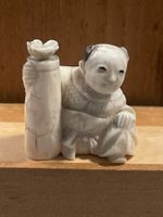 Kleine Figur, sitzender Mann mit Flasche