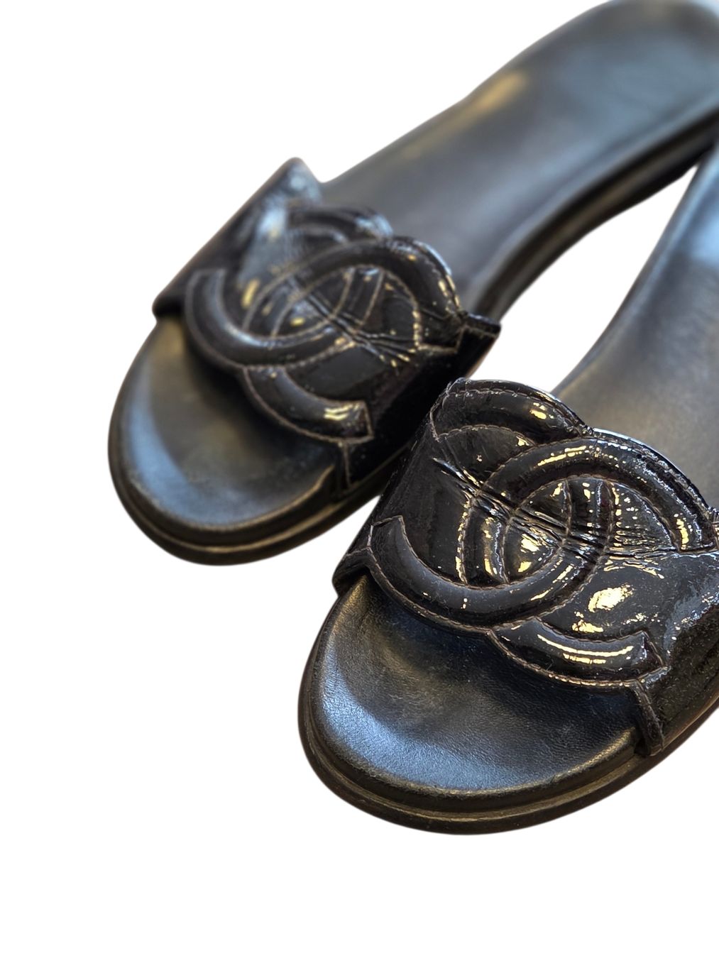 Chanel Chaussures femmes: Chanel Lackleder Flip Flops – D'occasion à Zürich par finesse.shop 2