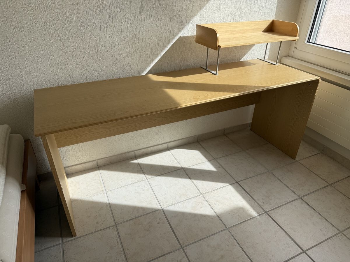 Bureaux: Holzpult mit Aufsatz – D'occasion à Pfäffikon ZH par Fruchtsaft