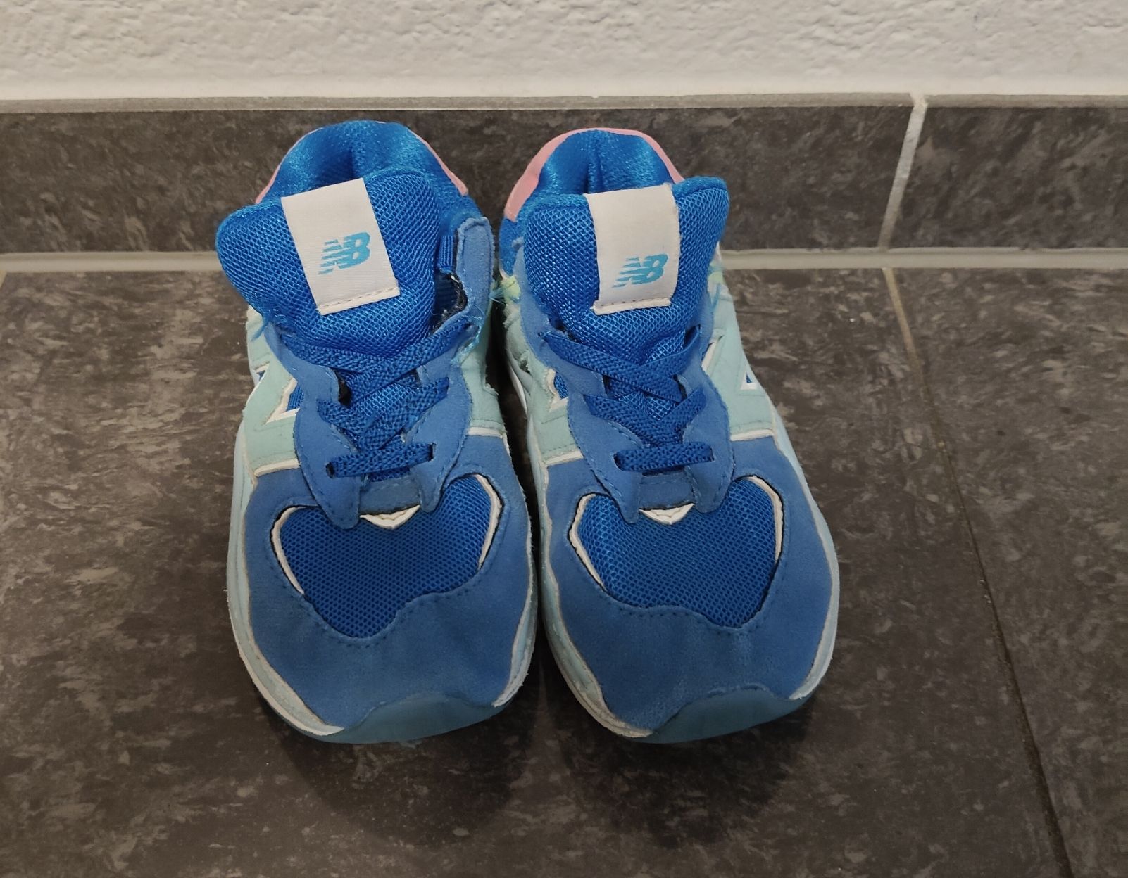 New Balance Scarpe da uomo: New Balance Baskets Enfants Taille 26 – Usato da Oberburg venduto da Ines2019