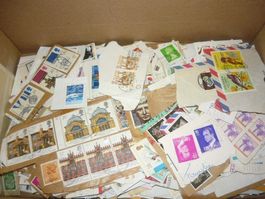 Briefmarkensammlung "ganze Welt" auf Papier. Netto 1.100 kg