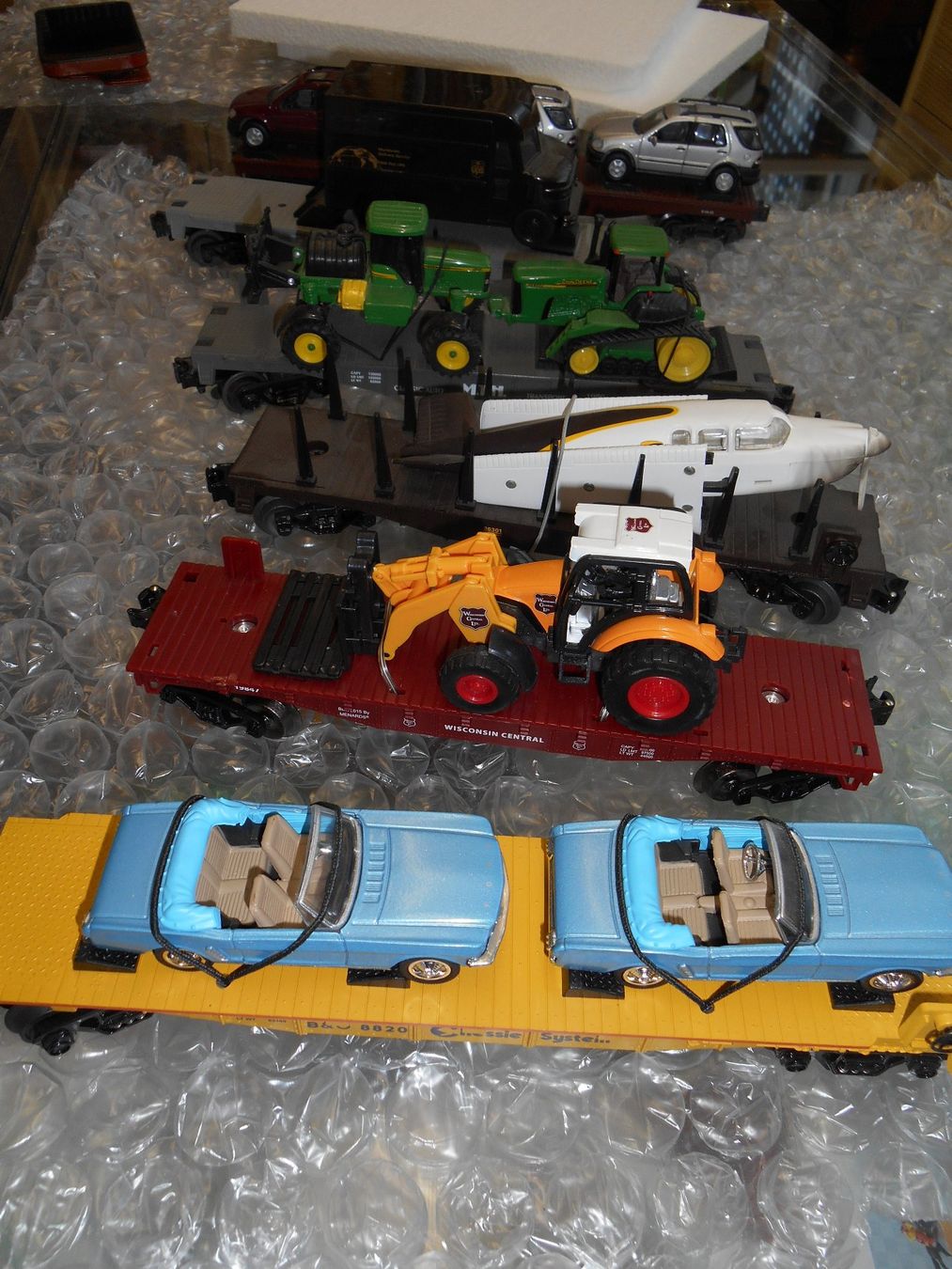 Lionel Modelleisenbahnen: 6 GÜTERWAGEN, FLUGZEUG, AUTOS ETC. CHESSI SYSTEM  MTH ETC. – Gebraucht aus Wohlen AG von timpojim1