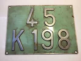 Uraltes Auto "NUMMERNSCHILD/KENNZEICHEN“