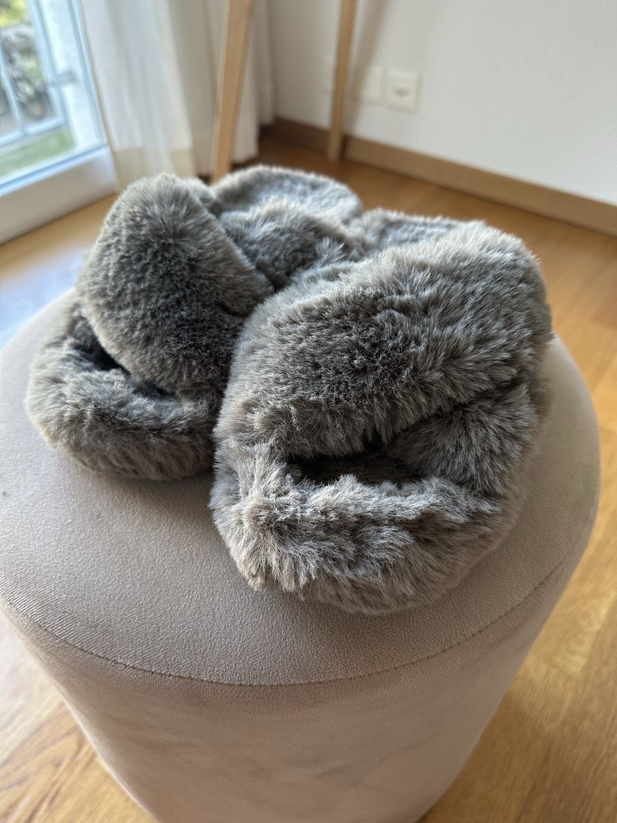 H&M Scarpe da donna: Flauschige Hausschuhe – Usato da Olten venduto da sar_zs6d