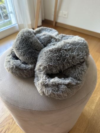 Flauschige Hausschuhe