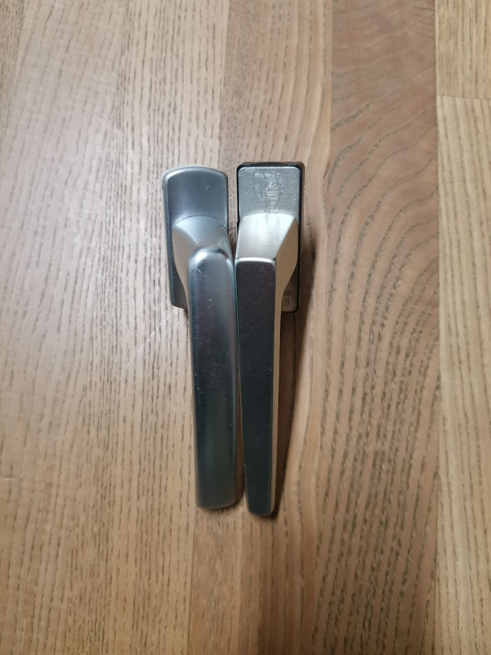 Finestre: 2 Fenster Griff Biene Winikon – Usato da Schenkon venduto da Steyr30 1