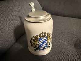 Steinkrug mit Zinndeckel und bayerischen Wappen