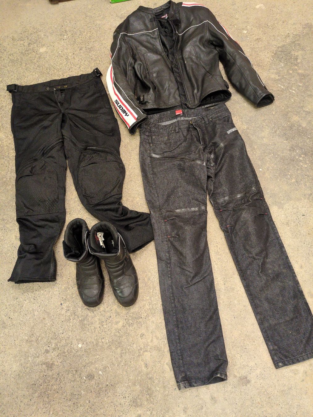 Lotti di vestiti: Motorradkleidung Lederjacke – Usato da Wettingen venduto da Jones360