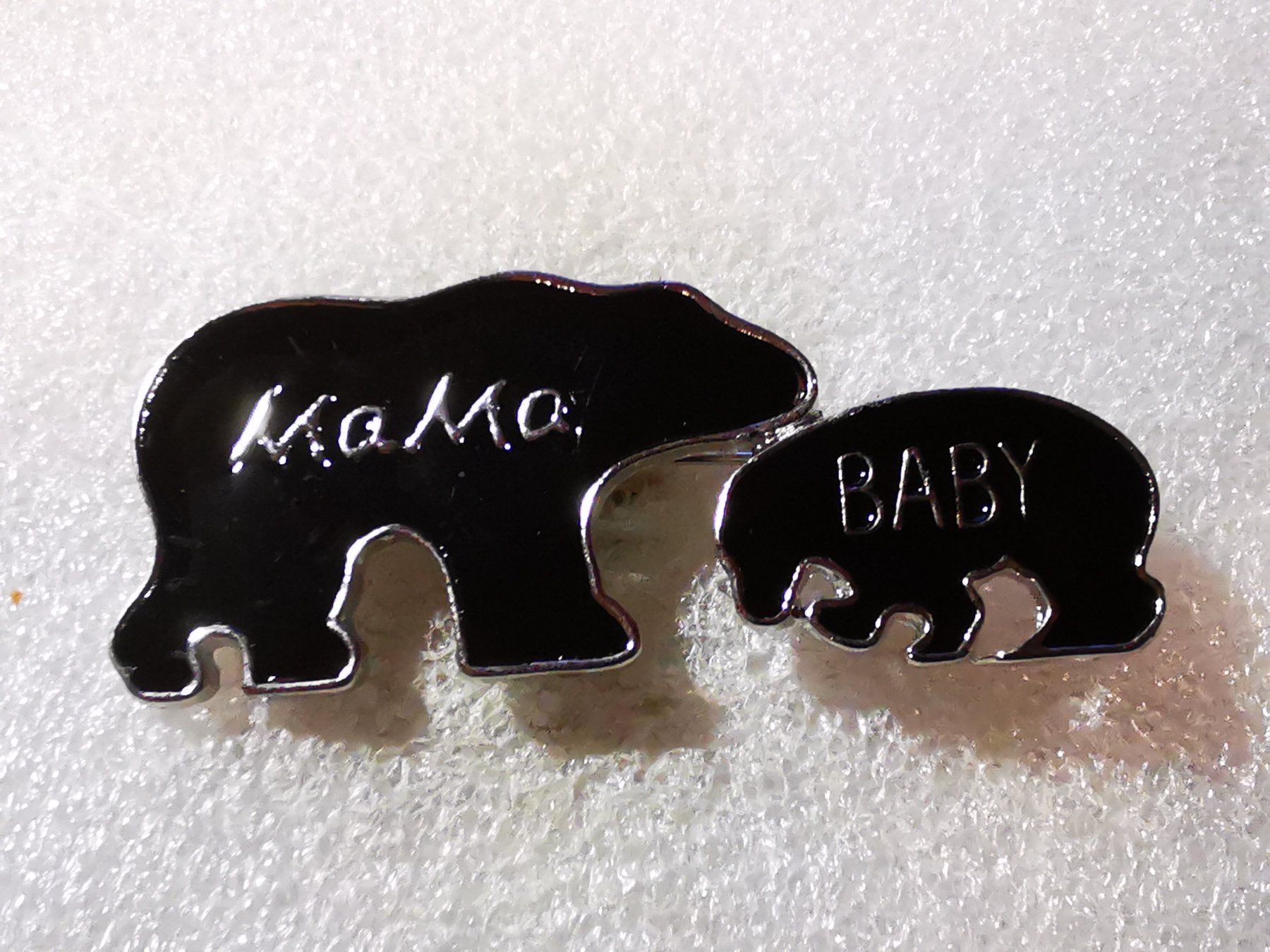 Plaketten & Abzeichen: Ansteckpin 101: Bären Mama & Baby – Gebraucht aus Oppligen von Pin-Fall-Shop