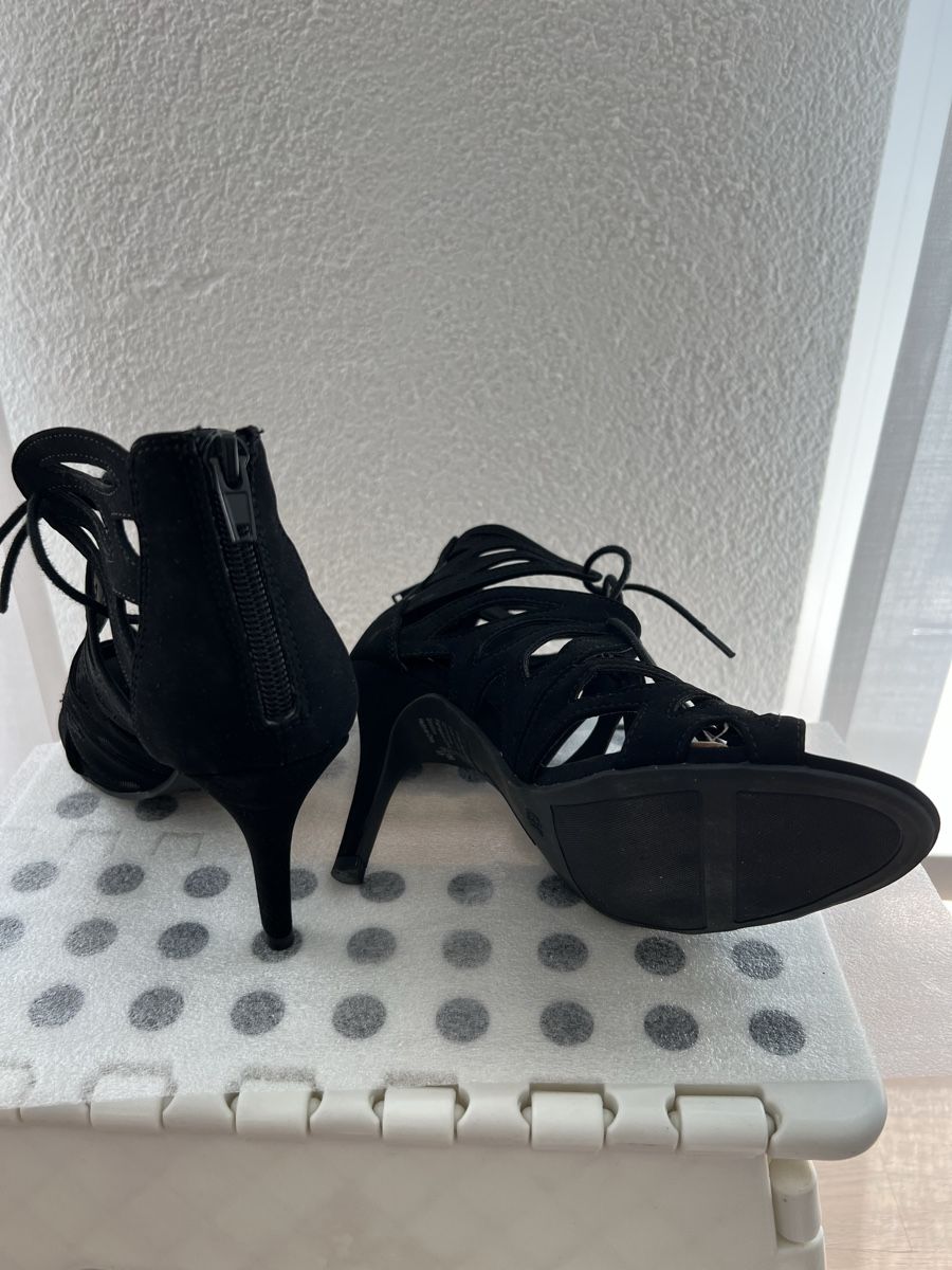 Scarpe da donna: Schwarze Pumps mit Bindedetail - ungetragen – Nuovo (secondo la descrizione) da Jona venduto da n.ferrari 1
