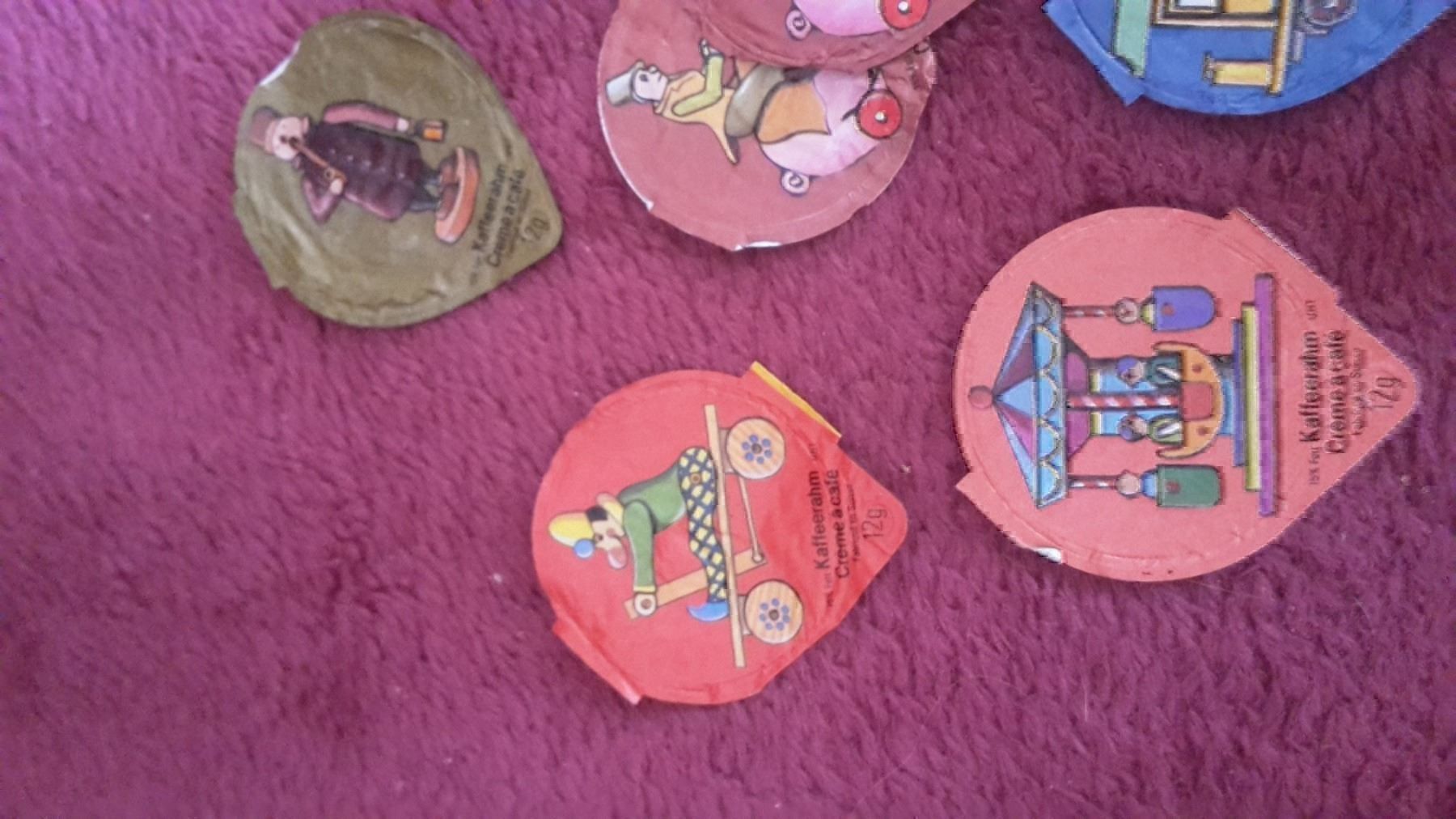 Coperchi dei cremini per caffè: 11 Kaffeerahmdeckeli Spielsachen Holz – Usato da Schwarzenburg venduto da Flamingo07 2