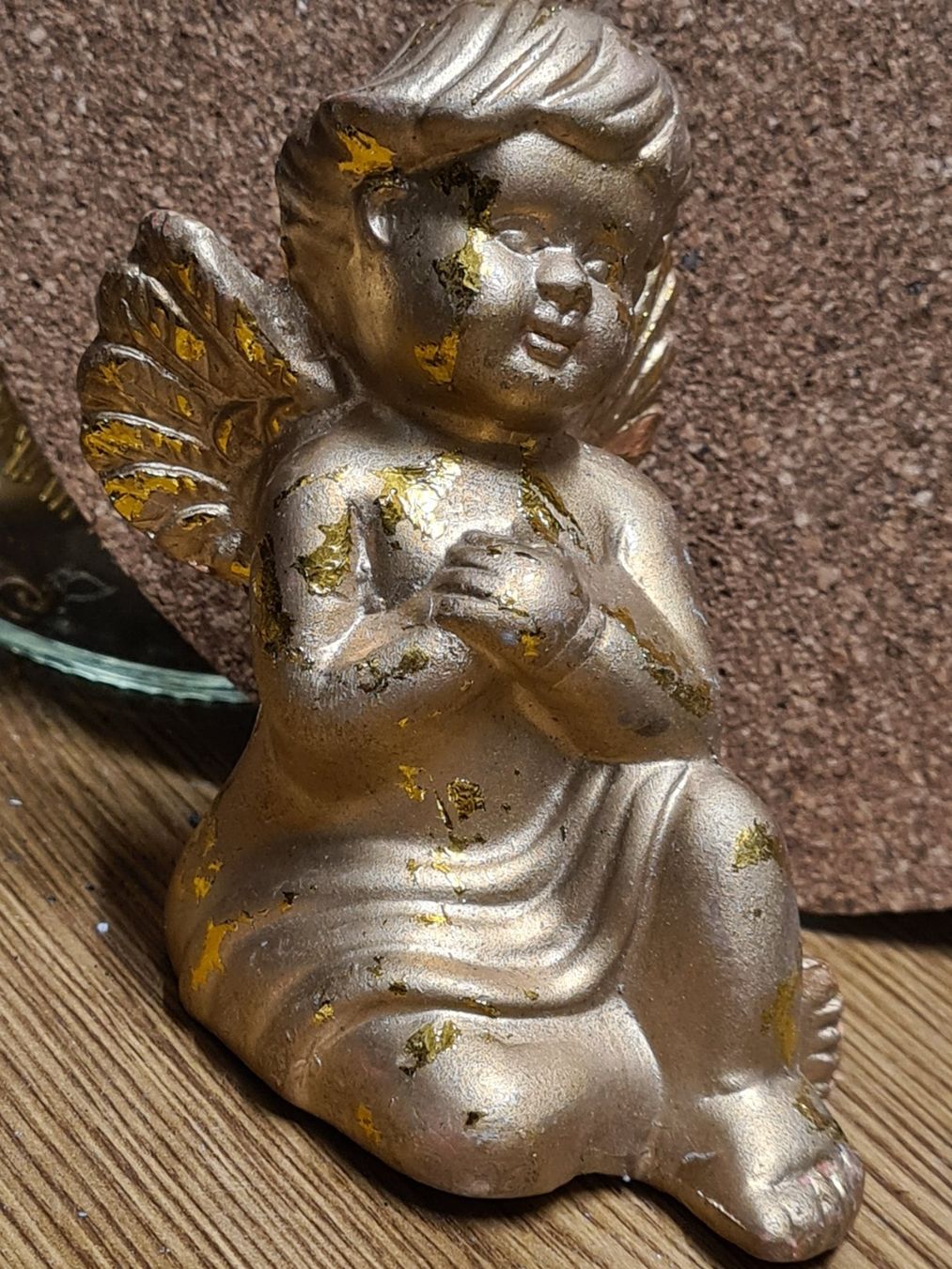 Figuren: Goldiger Engel H 9 x B 6 x L 7 cm – Gebraucht aus Amriswil von kleindeko