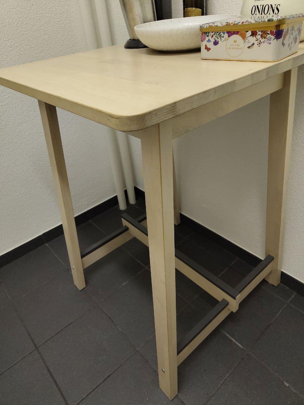 Ladenausstattungen & Messebau: Bar-Tisch und 2 Barhocker – Gebraucht aus Zürich von mar_f5d7 3