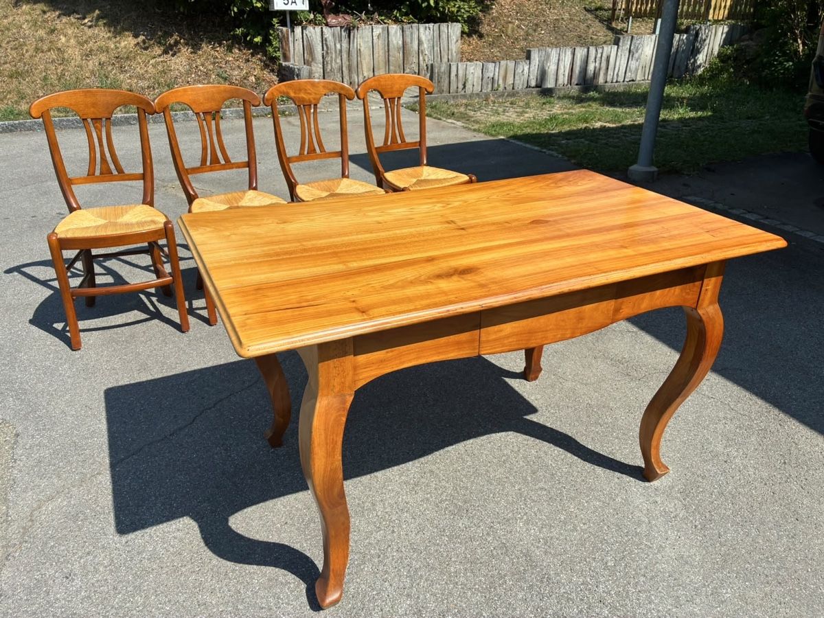 Set de table et chaises: Kirschbaumtisch mit 4 Stühlen – D'occasion à St. Gallen par gisa 7