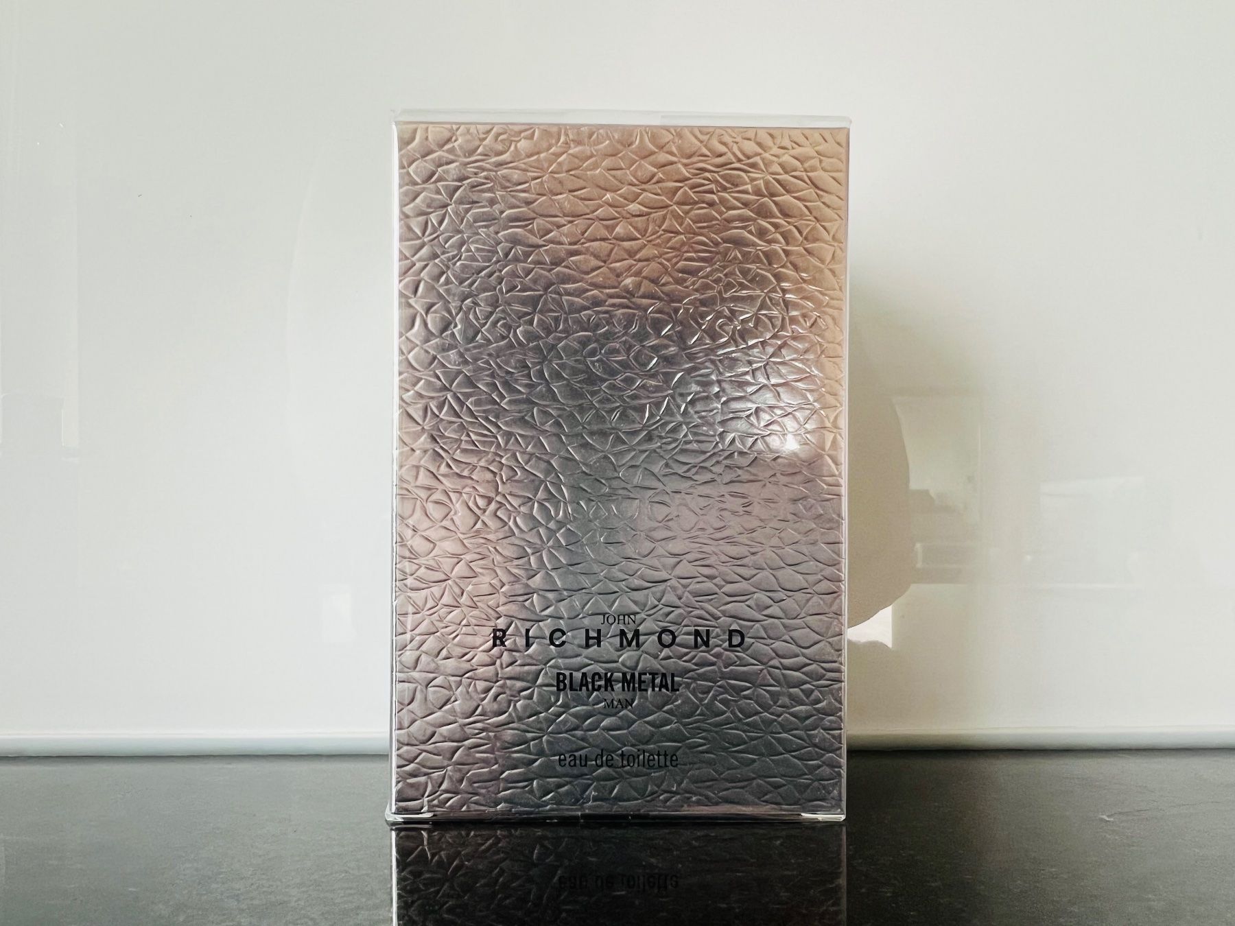 Profumi & Eau de Toilette: John Richmond Black Metall 1 Stk. – Nuovo e nell'imballaggio originale da Emmen venduto da IMV-Liquidationen 1