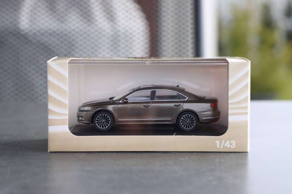 Volkswagen Modellini d'auto: VW New Passat GP 2016 1:43 Paudi Model – Nuovo e nell'imballaggio originale da Bühl b.Aarberg venduto da modelldiecast