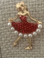 Suesse Brosche, goldfarben, Ballerina mit roten Steinen