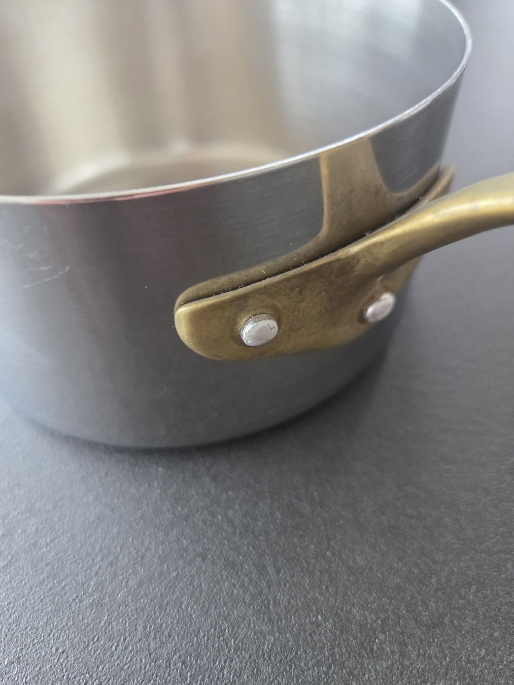 Padelle: Antiker Edelstahl Topf mit Messinggriff 500ml. – Usato da Rickenbach Sulz venduto da Kodachrom 1
