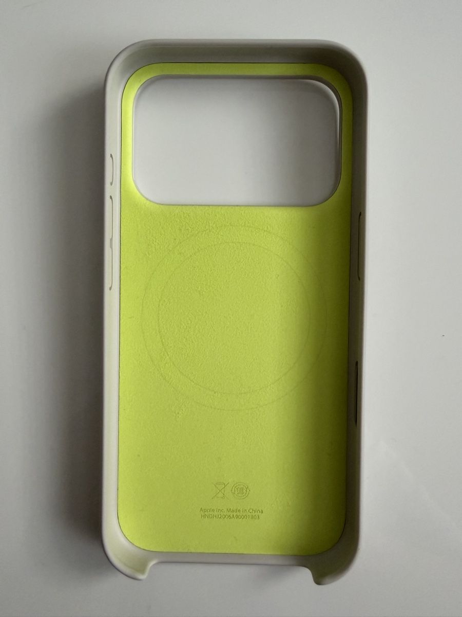 Coques & Protection écran: Beats iPhone 17 Pro Kalkstein – Neuf (Voir description) à Möhlin par SabrinaRK86 1