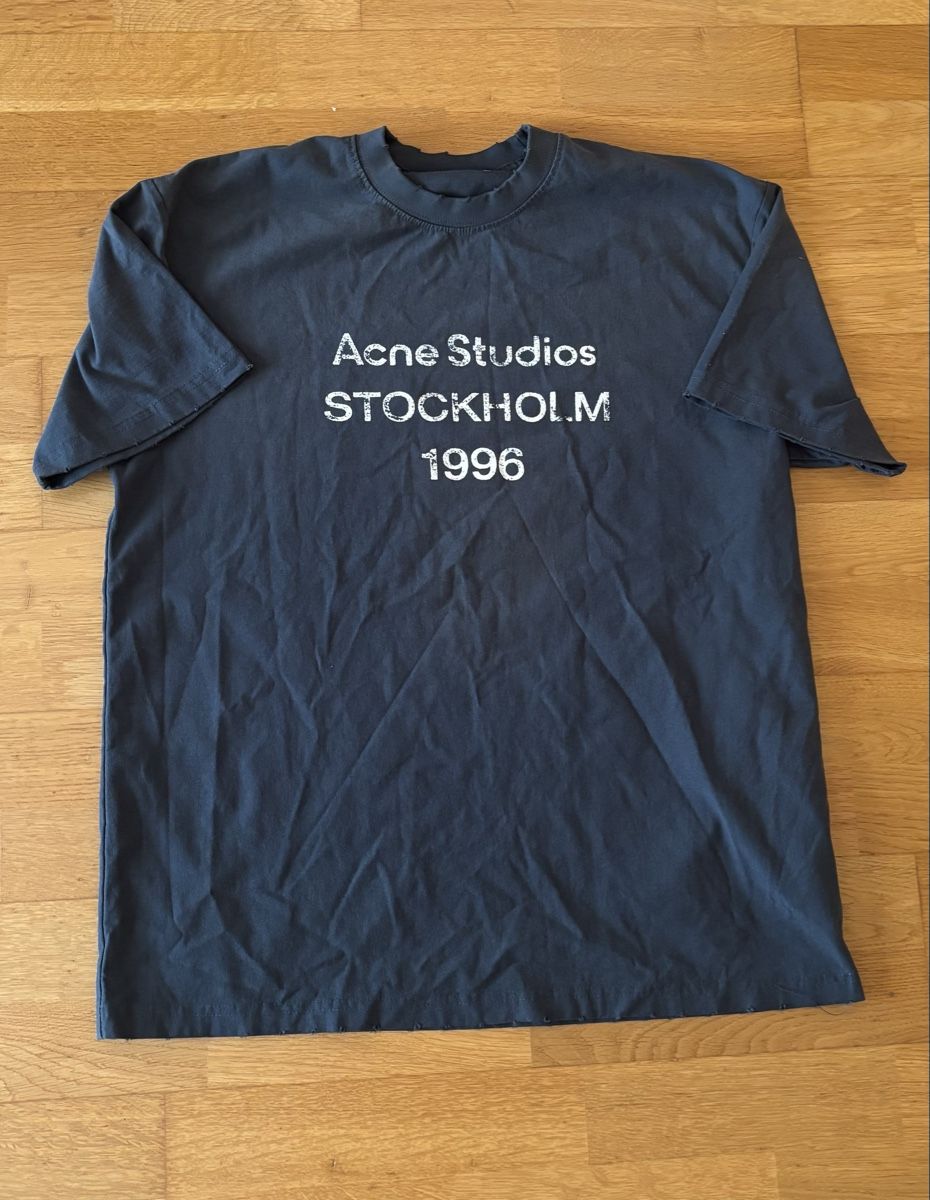 Acne Studios T-shirt: Acne Studios T Shirt – Usato da Basel venduto da kleinerprinz