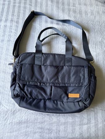 Sac à langer bleu marine avec matelas à langer