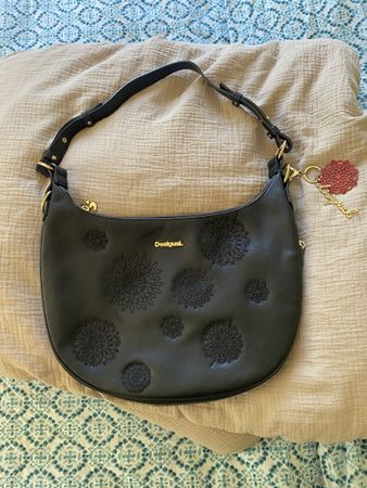 Schwarze Desigual Tasche mit Blumenprägung, guter Zustand.59