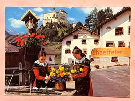 1989 Engadiner Trachtenmädchen am Dorfbrunnen in Tarasp
