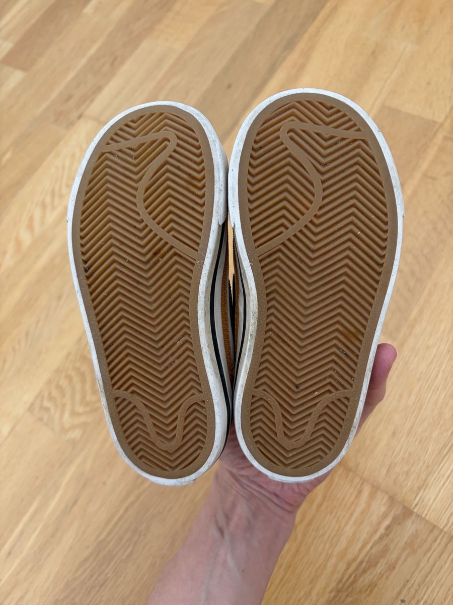 Nike Schuhe für Jungen: Kinder Nike Sneakers Gr 26 – Gebraucht aus Bern von EkatKhat 1