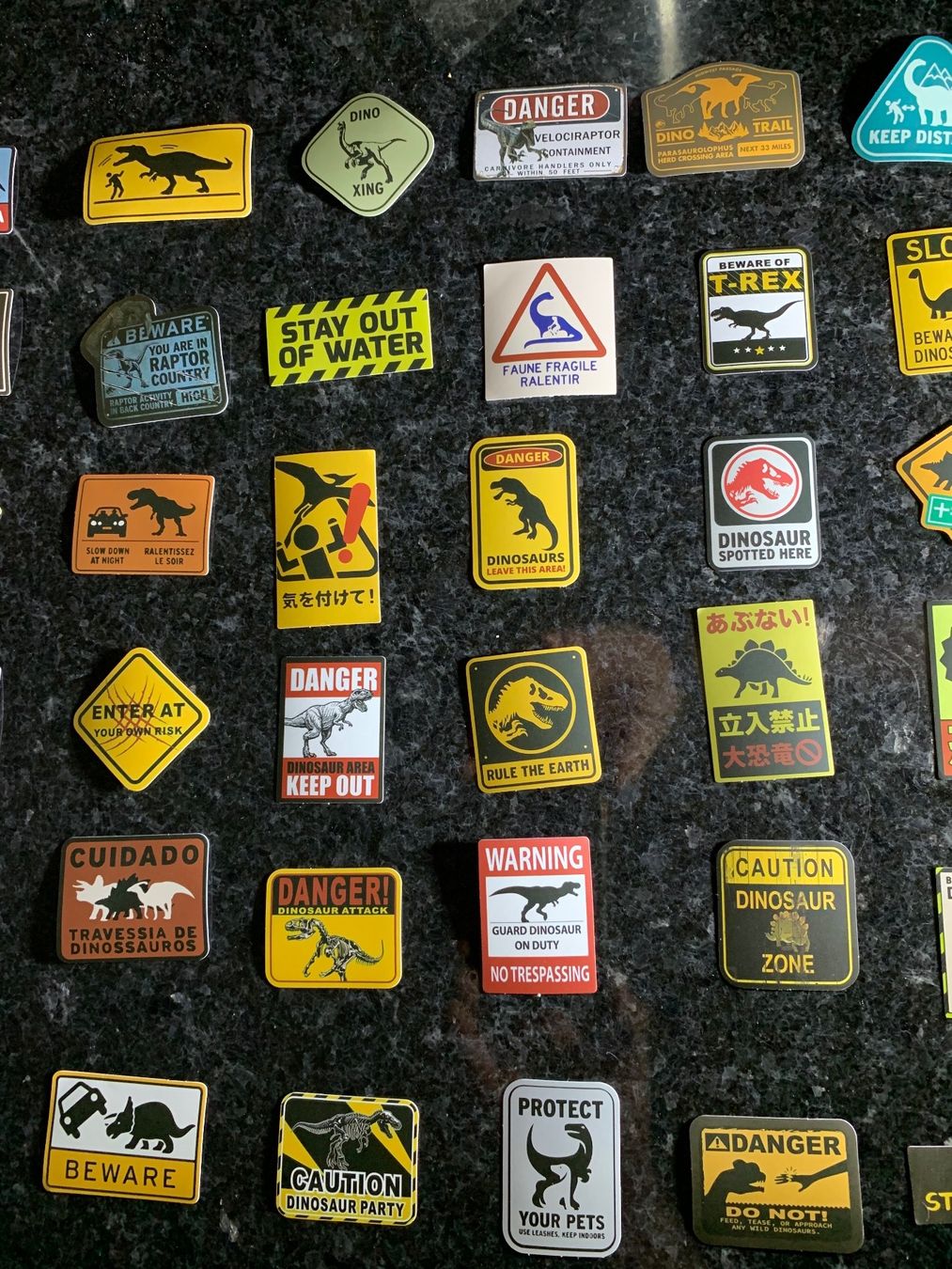Sticker: Aufkleber, Beware Dinosaurs, Sticker 60 Stück – Nuovo e nell'imballaggio originale da Rorschach venduto da lobosch1 2