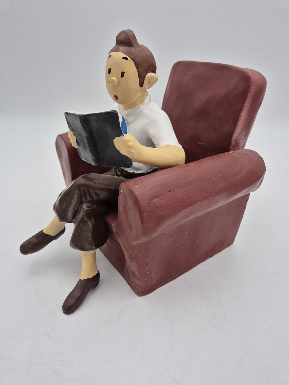 Statuette: Tintin assis lisant le journal – Usato da Chambrelien venduto da Zebz 1