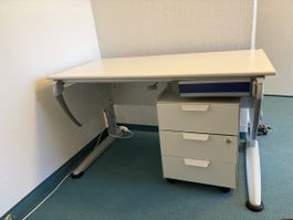 Höhenverstellbares Kinderpult mit Korpus u. Bürostuhl