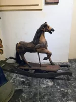 Antikes Schaukelpferd aus Holz. Wunderschöne Dekoration