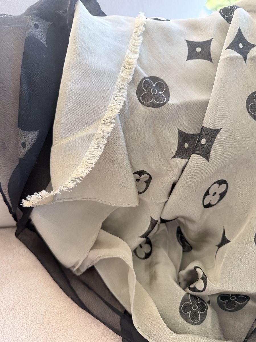 Louis Vuitton Foulard & Sciarpe: Louis Vuitton Black and Grey Layered Etoile Mahina Scarf – Usato da Zollikon venduto da houseofsamar