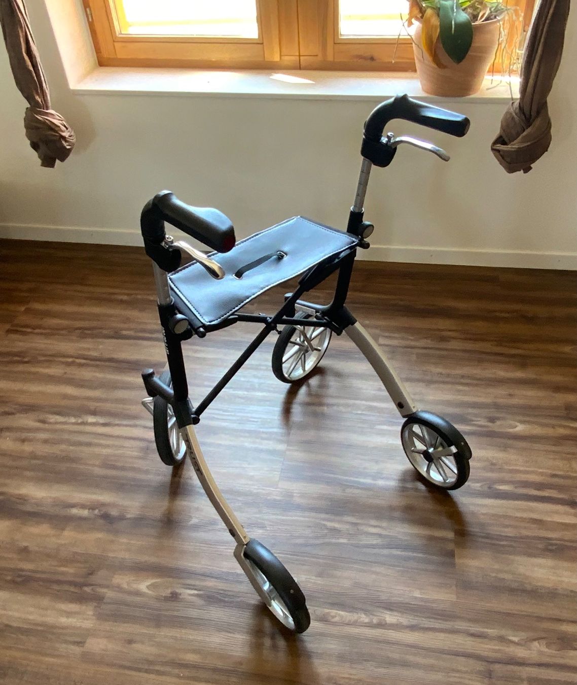 Ausili per la deambulazione: Rollator Let's Go Out Outdoor Trustcare – Usato da Sirnach venduto da Motorbiene007