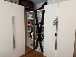 2x weisse Schränke + 1x schmaler Spiegelschrank