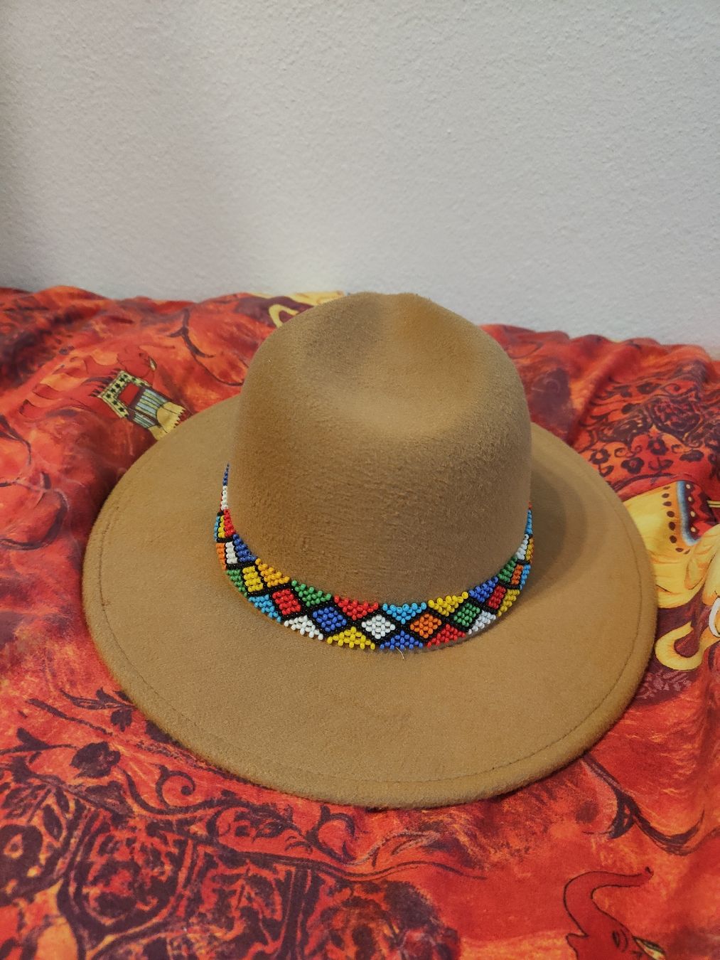 Copricapi, berretti & cappellini: Cowboy Hut mit Perlenband – Nuovo (secondo la descrizione) da Wetzikon ZH venduto da chlee2