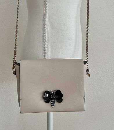 Tasche weiss mit Schmetterling aus Perlen
