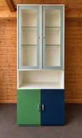Grosser Vitrinenschrank mit Glastüren und viel Stauraum