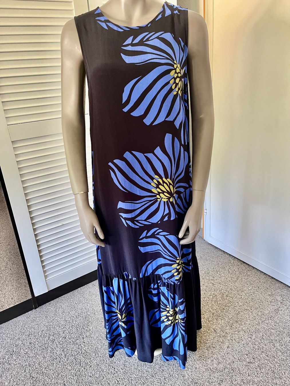 Robes: Damen Sommerkleid Maxikleid Blumenmuster dunkelblau Gr.40 – D'occasion à Adliswil par eri.40