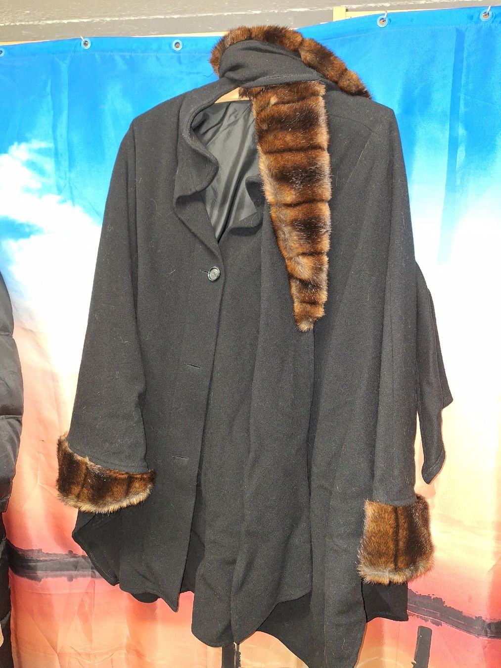 Cappotti: Eleganter schwarzer Umhang mit Pelz Imitat – Usato da Zürich venduto da rotezora67 1