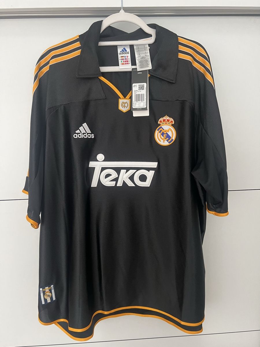 Canottiere & Pantaloni: Original Real Madrid Retro Trikot – Nuovo e nell'imballaggio originale da Beinwil am See venduto da justin..