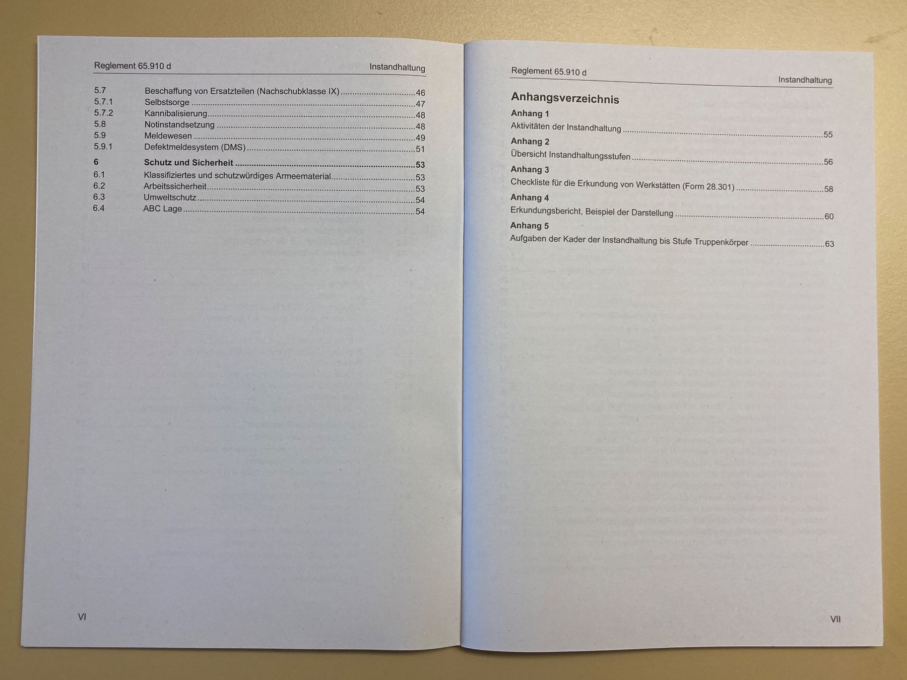 Bücher: 2 Reglemente: Instandhaltung / Logistik - Schweizer Armee – Gebraucht aus Brütten von Hst1 2