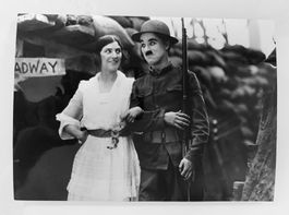 Schönes Foto Charlie Chaplin in Shoulder Arms