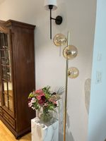 Elegante Stehlampe KJUL Gold, neuwertig, modernes Design!