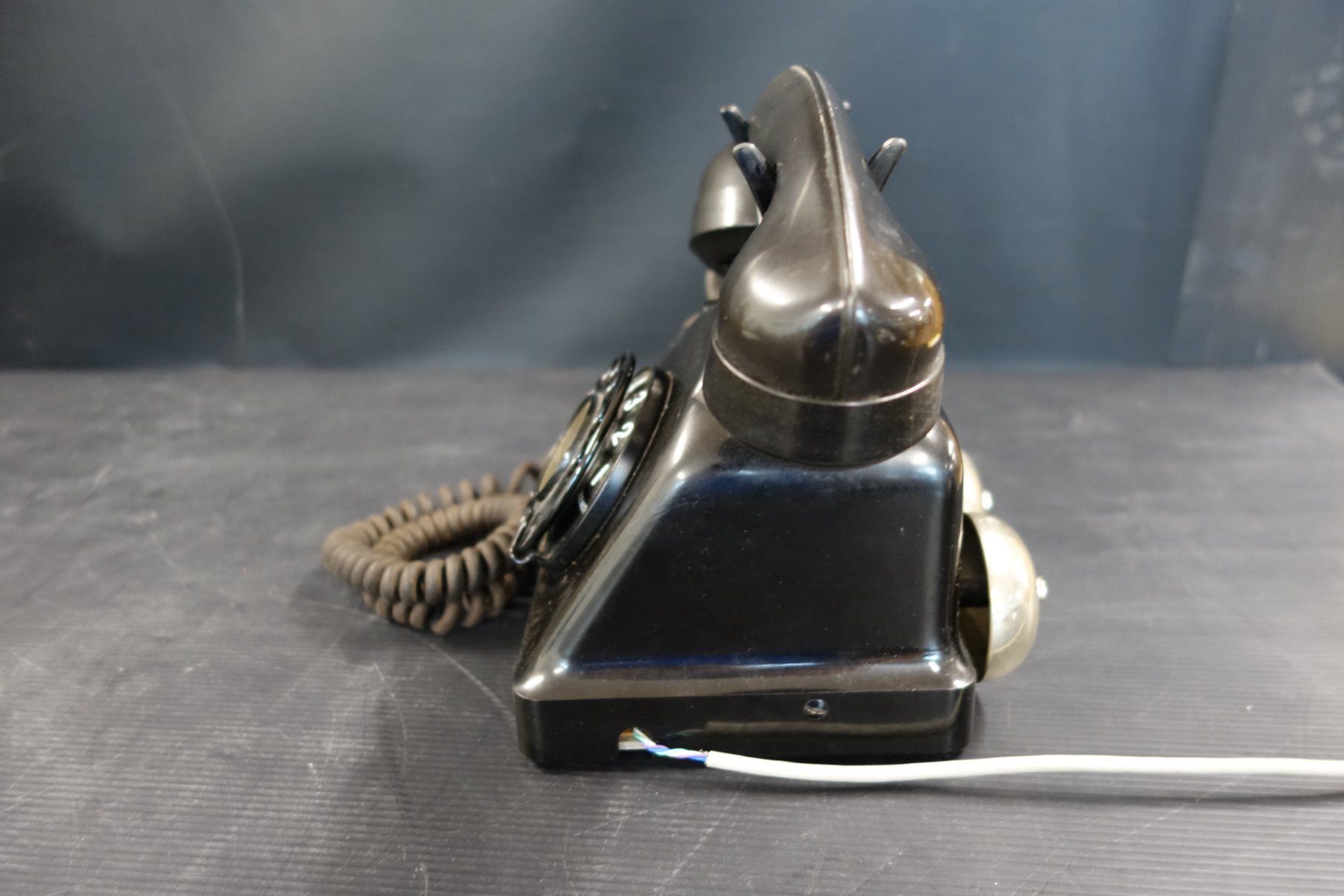 Telefoni: Antiker schwarzer Wählscheiben-Telefon-Klassiker – Usato da Basel venduto da bk_brockibasel 1